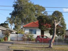 119 Hollywood Dr Lansvale NSW 2166 Warm 3 bedroom home! 3 bedroom house offering generous size lounge and family room. Kitchen in good condition, the house also has 2 toilets. Double lock up garage. Total land size 778m2. Located close to school and bus stop.open house on Saturday from 11.00-11.30 am.Contact to Michael Nguyen 0432211888   Property Snapshot Property Type: House Construction: Cladding Land Area: 778 m2 Features: Close to schools Close to Shops Close to Station Family Room Fenced Back Yard Fully Fenced Yard Garden Shed Lounge Sunroom