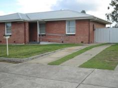  21 Laura St Murray Bridge SA 5253 $127,000 Affordable Living * Brick Veneer 3 bedroom duplex. * Freshly painted throughout with new blinds. * Kitchen/dinette and separate lounge room.  * Securely fenced, providing plenty of space for outdoor activities.  * Great opportunity to enter home ownership. Other features: Close to Schools,Close to Transport Elders Property ID: 8426836 3 bedrooms 1 bathrooms Land Area 537 square metres 