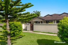  2/100 Bentinck St Ballina NSW 2478 $425,000 Located in a great position on the Ballina Island this property is only 300 metres from the main shopping centres. It has a lovely north aspect with an enclosed front courtyard capturing the warming winter sun. The complex of only 5 villas is for those aged 55 years and over so you have the comfort of knowing your neighbours are owner occupiers and in a compatible age range. The villa is in great order having just been repainted and is ready for a new owner to move straight in. • Extra long garage with storage space • Prime position being on the north eastern side of the complex • Good size kitchen and living areas • Priced for an immediate sale 