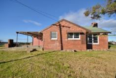 79 John St The Oaks NSW 2570 2 separate commercial shops + small flat 
•	Zoned Business General 3a
•	1560 sqm block size with future development 
(subject to council approval)
•	Country charm 

 