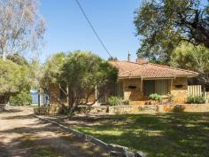  5 Blue Wren Close Serpentine WA 6125 Big Block, Big Shed! House - Property ID: 749308 1999sqm (just under Half acre) perfect for big block lovers. Side access to a man size double bay shed/work shop. Ideal for a first home owner or a down sizer! Home Features; 3 Bedrooms 1 bathroom Freshly painted throughout New window treatments New tiling to laundry, toilet and shower Family room Kitchen/dining Ducted evaporative air conditioner Wooden flooring Patio 