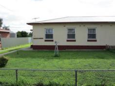  54 Kulde Road Tailem Bend SA 5260 
Cosy & Comfortable * 3 Bedrooms * Open plan kitchen and dining * Split system air conditioner * 586sqm fenced allotment * Easy care lawns & gardens * Single garage 
 Other features: Close to Schools,Close to Shops,Close to Transport,Garden,Polished Timber Floor 
 
