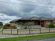  8 Sydney Crescent Lalor VIC 3075 This comfortable elevated brick veneer family home offers unlimited 
opportunity to either refurbish this much loved family home or develop 
this superb corner allotment (STCA). 