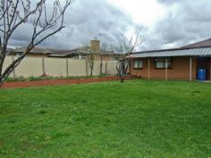  8 Sydney Crescent Lalor VIC 3075 This comfortable elevated brick veneer family home offers unlimited 
opportunity to either refurbish this much loved family home or develop 
this superb corner allotment (STCA). 