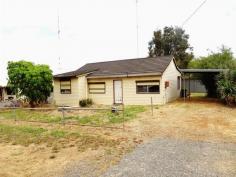  43 Recreation Rd Waroona WA 6215 $160,000 RENOVATE AND REAP REWARDS 3 1 3 1,010 sqm * 3x1 home on a 1010sqm block in a nice part of town * Side access, big double workshop, carport, garden shed * 30 mins to Mandurah, 45 mins to Bunbury and 1hr to Perth Additional information Property Type House  Property ID 11869100403  Street Address 43 Recreation Road  Suburb Waroona  Postcode 6215  Price $160,000  Land Area 1,010 sqm 