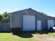  80 Peak Hill Rd Parkes NSW 2870 $375,000 HIGHWAY FRONTAGE 2 acres {8094sqm} of Newell Highway frontage. Zoning: B4 mixed use. Three [3] bedroom with sleepout, formal lounge room, open kitchen dining, large workshop / garage with 3 phase power connected. Town water and septic connected. Currently leased at $260 per week. ID: 349408 Land Area: 8094 m² 