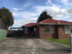  33 Rosslare Parade St Albans VIC 3021 $295 Great Home! Great Location! Great Price! Comprising 3 great sized bedrooms , spacious lounge area, Good sized & neat back yard, down the road from schools, transport & shops! Call now. Book your inspection time now! Price Guide: $295 per week   |  Type: House  |  ID #542054 