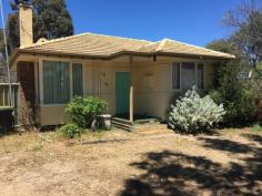  32 Chipper St Katanning WA 6317 $220 PW 3x1 Close to Schools House - Property ID: 830376 New stove and Reverse cycle aircon, open plan kitchen/dining area, three bedroom one bathroom, wood fireplace, close to hospital, Braeside Primary School and High school. Pets considered, fenced back yard with a shed.  Available: Now  Bond: $880 Features  Close to Schools  Fireplace(s) 